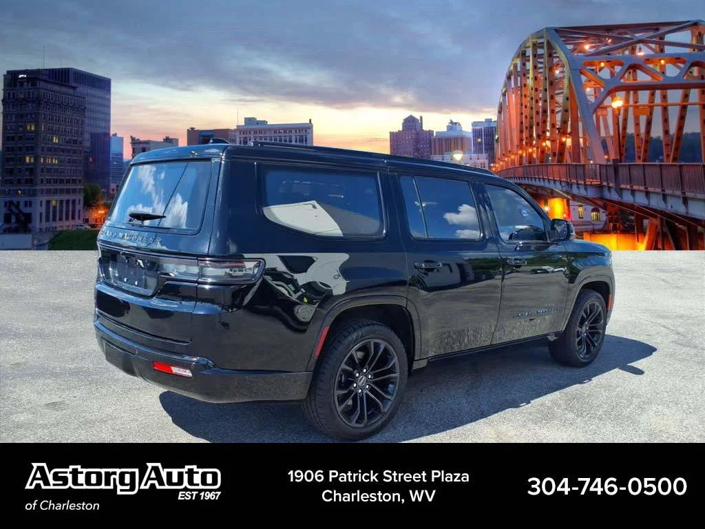 Used 2023 Diamond Black Crystal Pearlcoat Jeep Series II Obsidian image 3