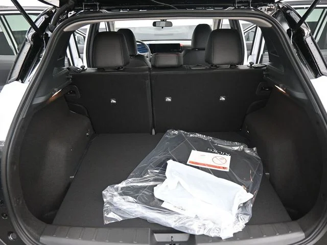 New 2026 Aspen White TriCoat / Super Black Two-tone Nissan SR image 13