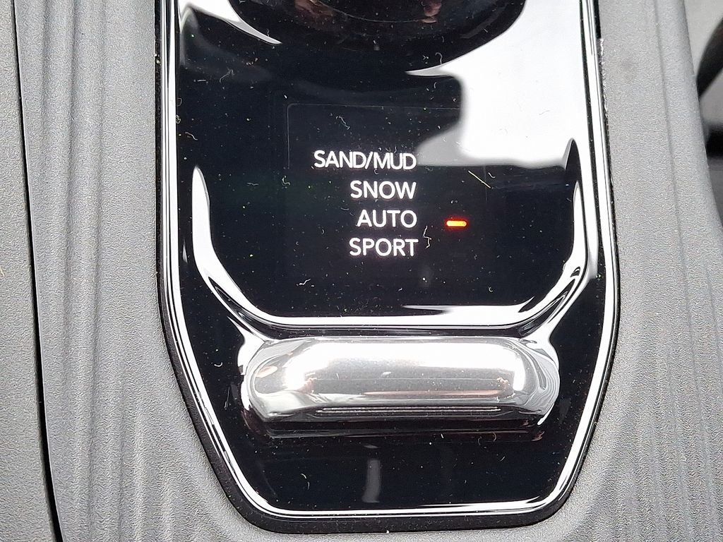 New 2026 Diamond Black Crystal Pearl-Coat Exterior Paint Jeep Laredo image 16