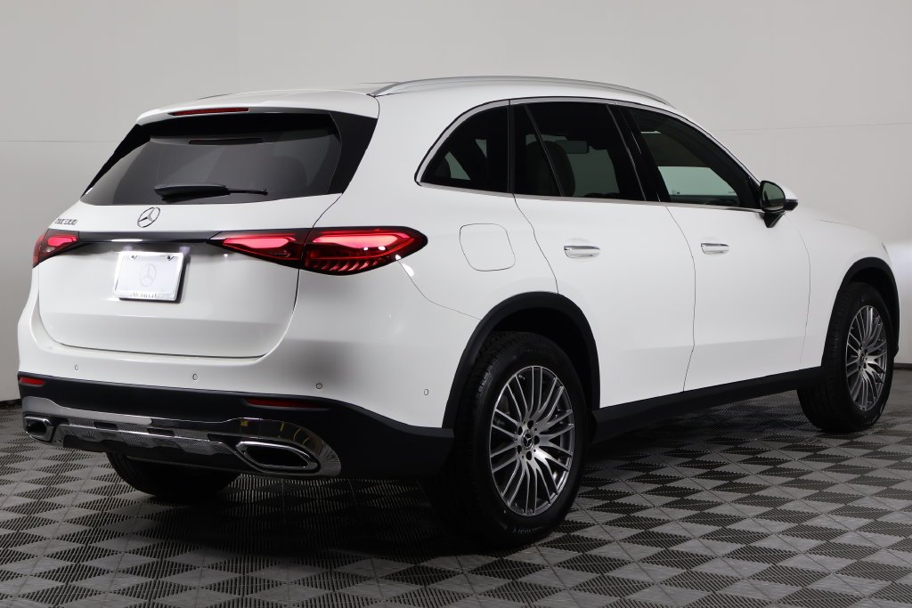 New 2027 Polar White Mercedes-Benz GLC 300 image 2