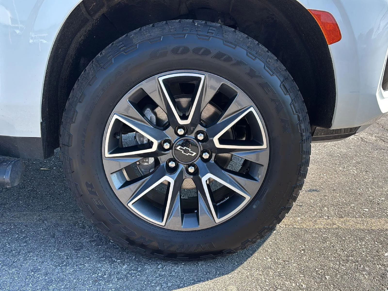 Used 2024 Summit White Chevrolet Z71 image 9