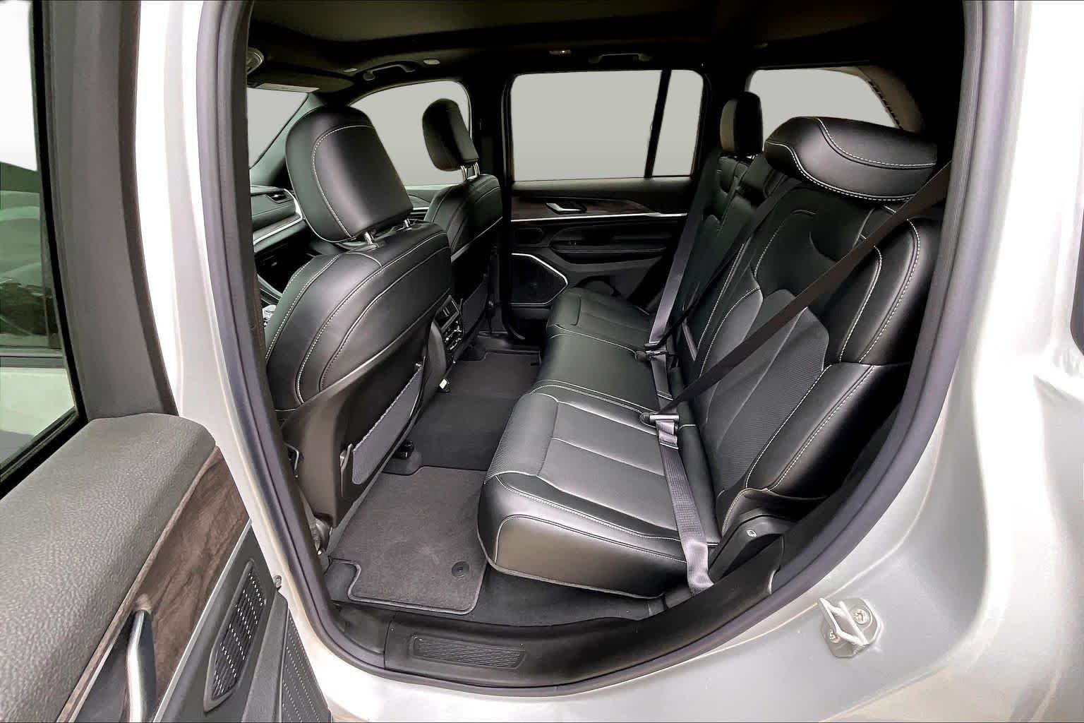 New 2026 Silver Zynith Exterior Paint Jeep Limited Reserve image 21