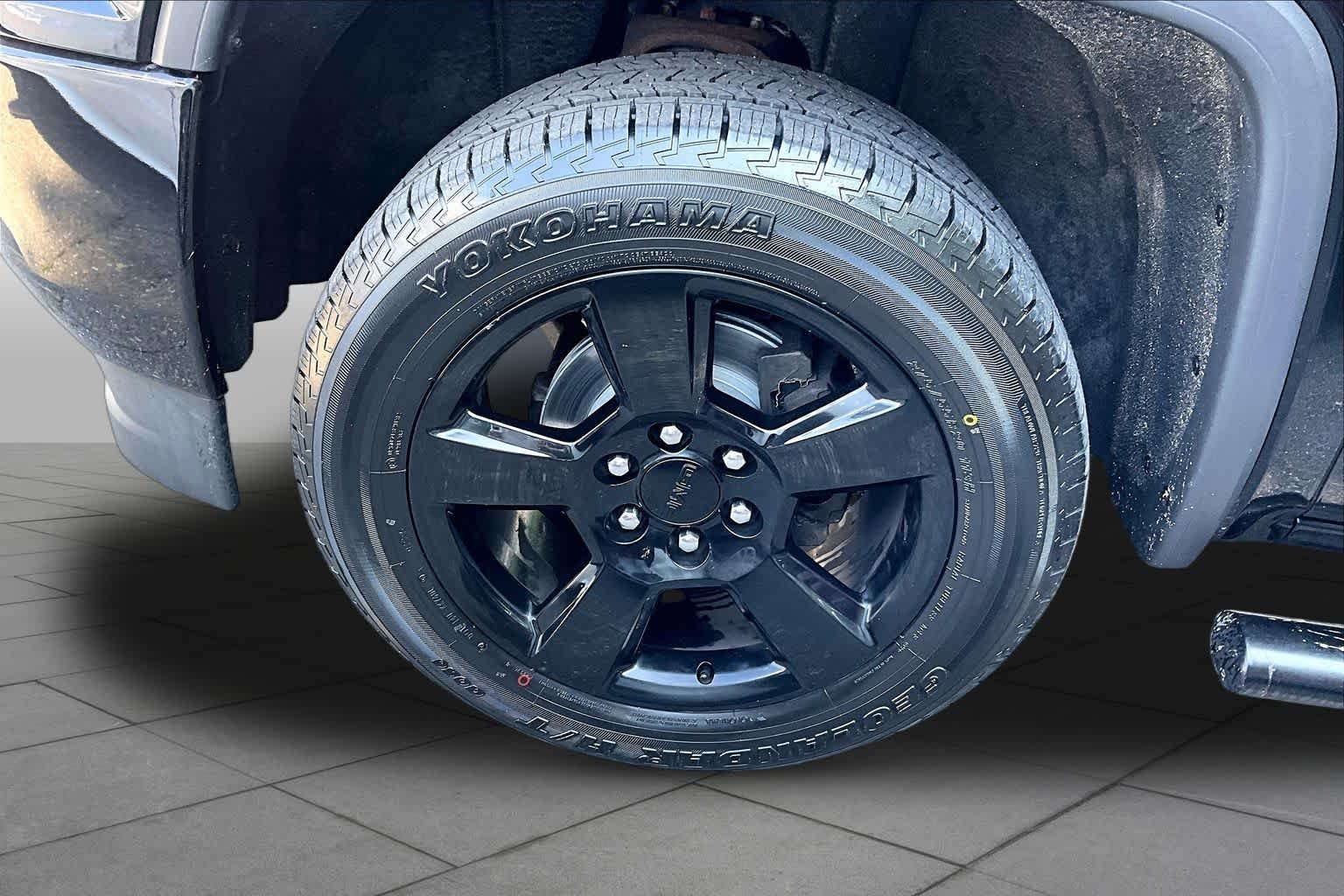 Used 2018 Onyx Black GMC  image 11