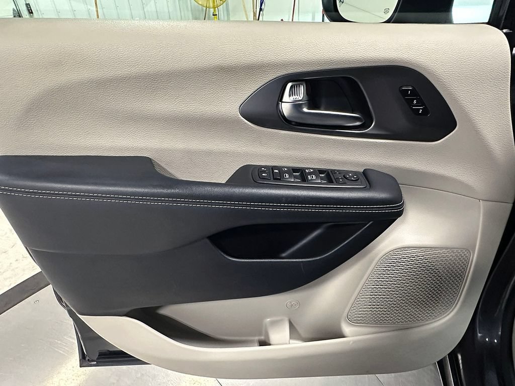 Used 2023 Gray Chrysler Touring L image 20
