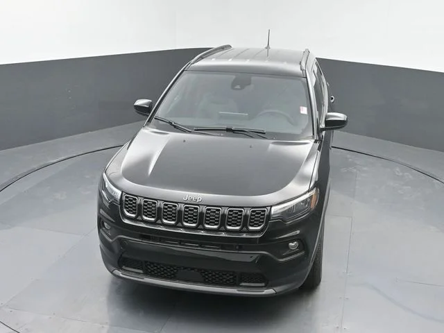 New 2026 Diamond Black Crystal Pearl-Coat Exterior Paint Jeep Latitude image 34