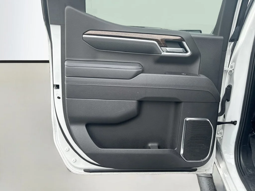 Used 2025 Summit White GMC Elevation image 25