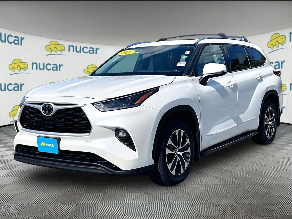 Used 2021 White Toyota XLE image 3