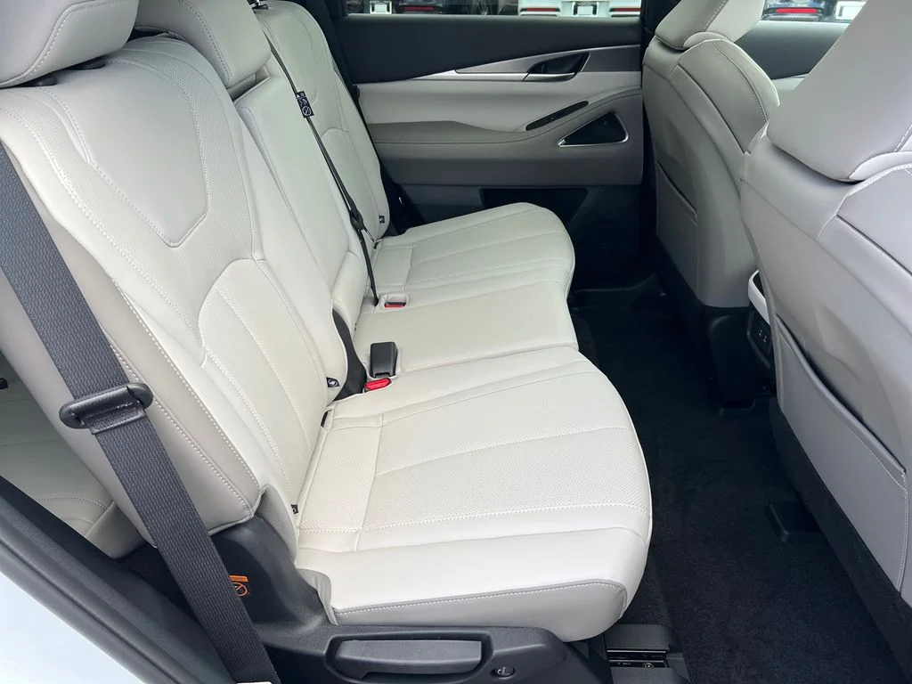New 2027 RADIANT WHITE INFINITI Luxe FWD image 19