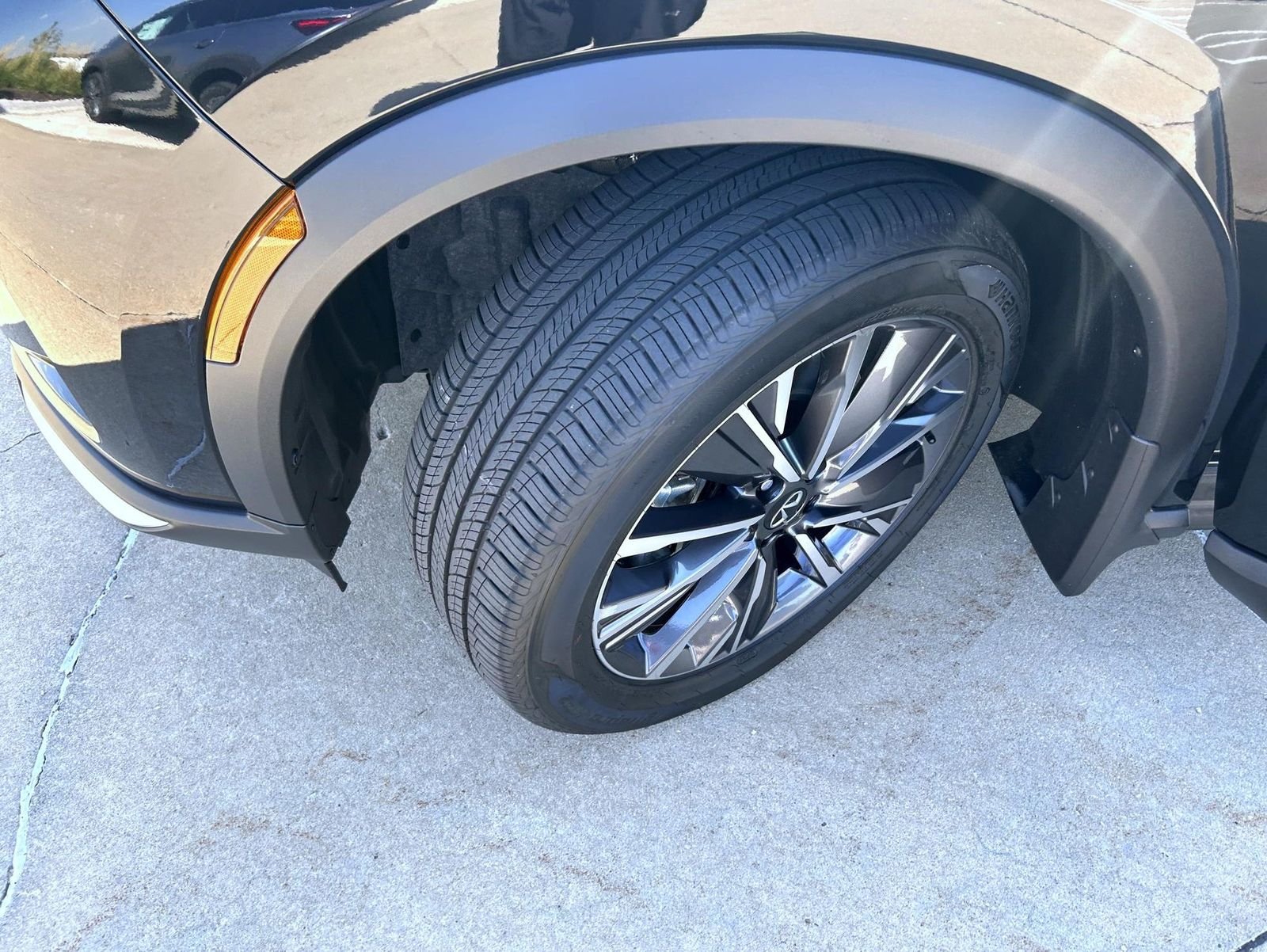New 2027 MINERAL BLACK INFINITI Luxe AWD image 25