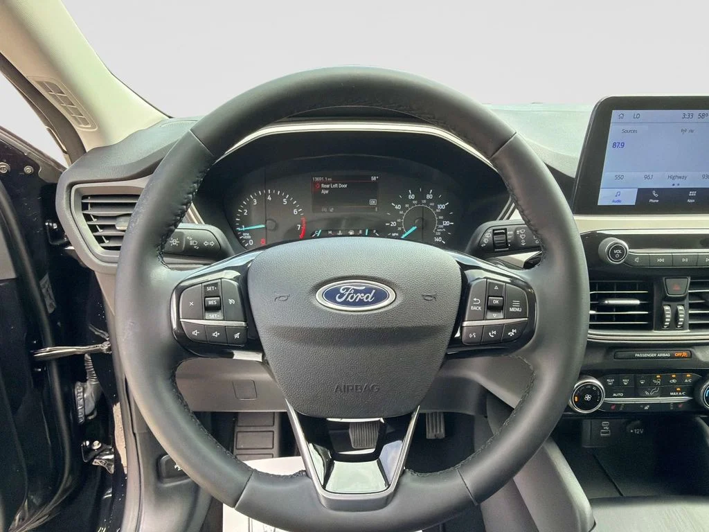 Used 2022 Agate Black Metallic Ford SE image 25