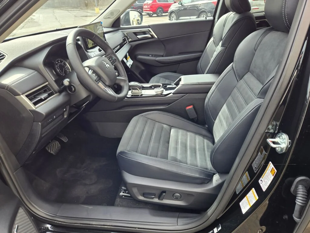 New 2026 Black Mitsubishi SE image 15