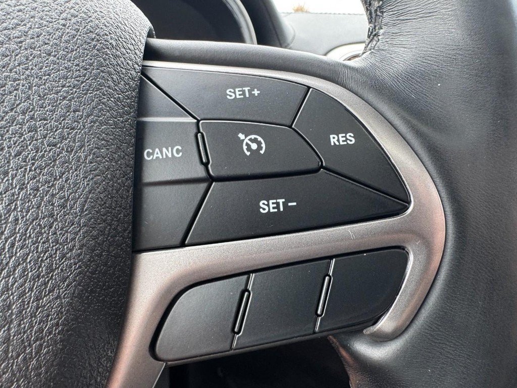 Used 2018 Diamond Black Crystal Pearlcoat Jeep Overland image 18