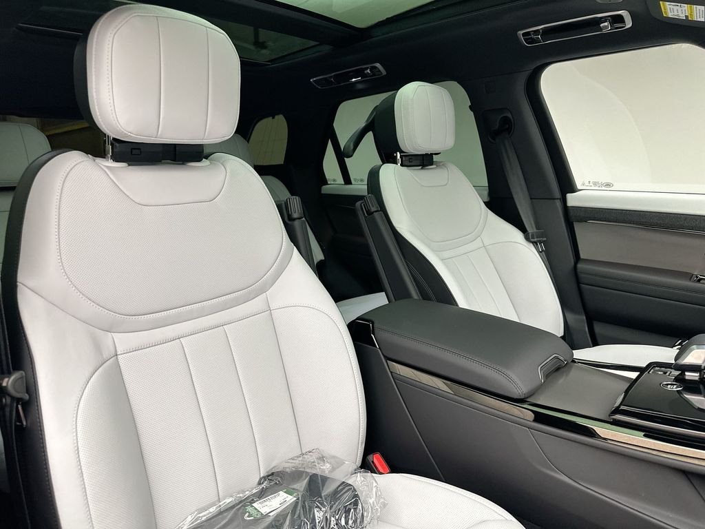 New 2026 Santorini Black Metallic Land Rover Dynamic SE image 6