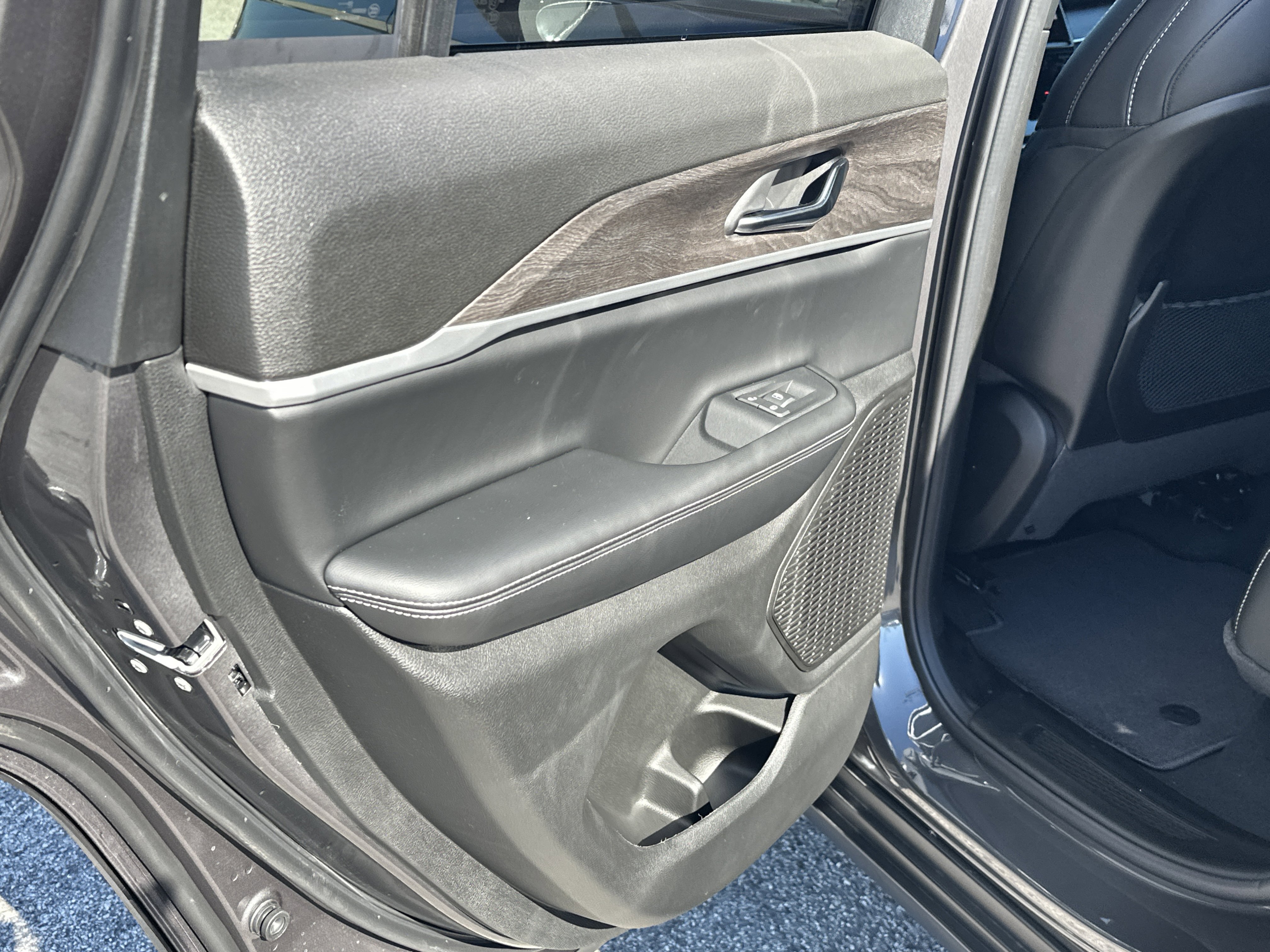New 2025 Baltic Gray Metallic Clear-Coat Exterior Paint Jeep Limited image 22