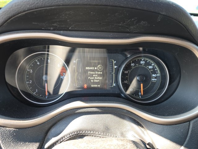 Used 2016 Recon Green Clearcoat Jeep Latitude image 3
