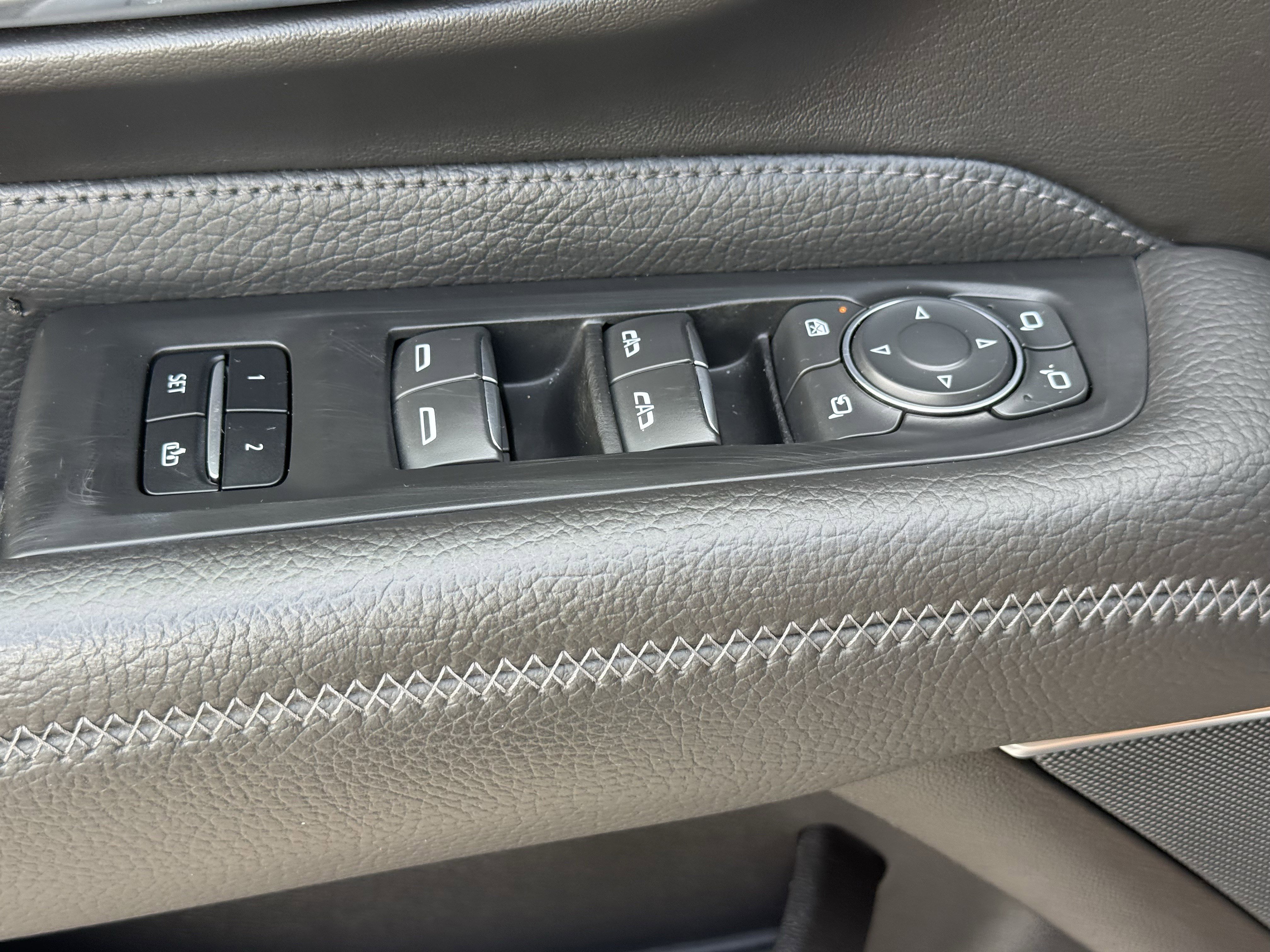 Used 2021 White Frost Tricoat GMC  image 23