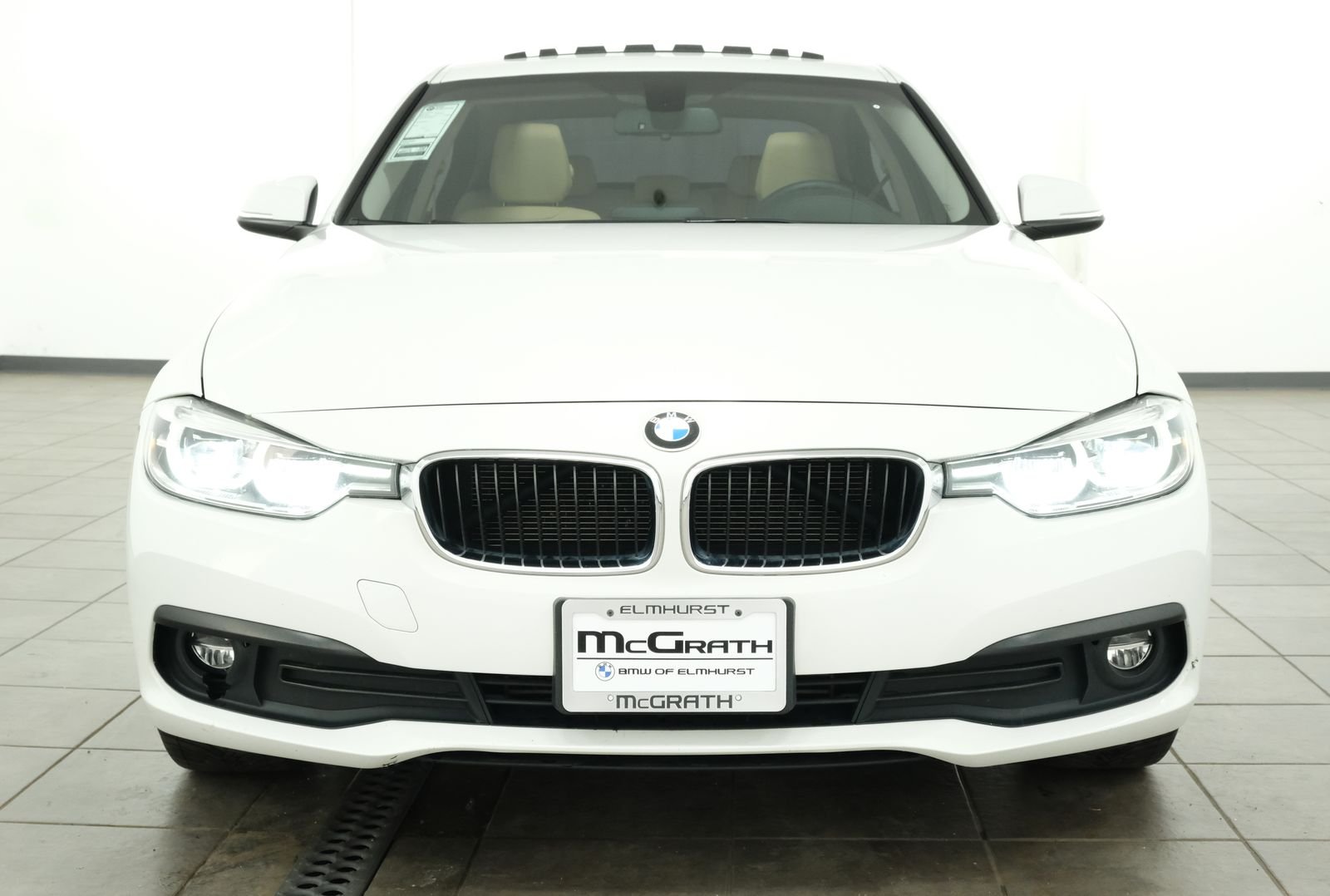 Used 2018 Alpine White BMW 320i xDrive image 7