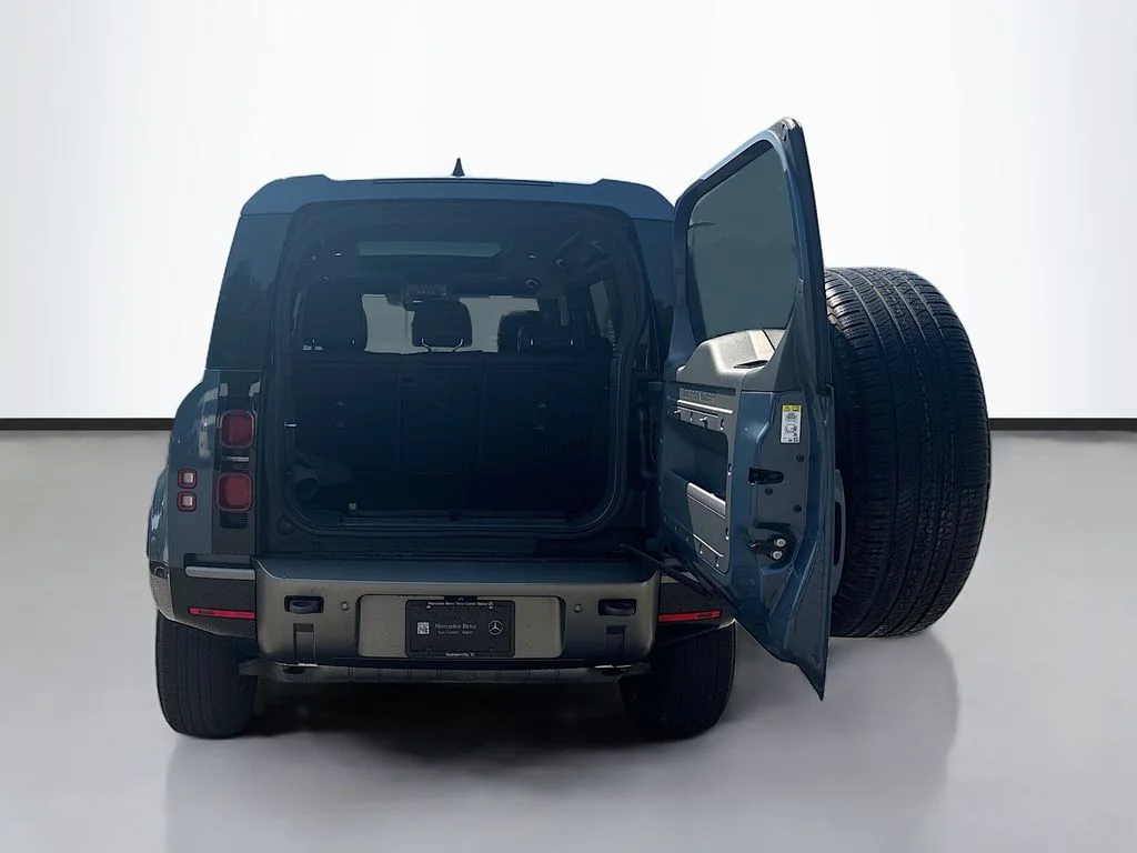 Used 2022 Tasman Blue Metallic Land Rover X-Dynamic SE image 9