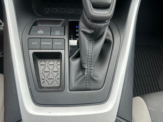 2025 Toyota RAV4 XLE - Photo 17