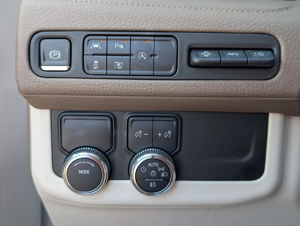 Used 2023 White GMC Denali image 20