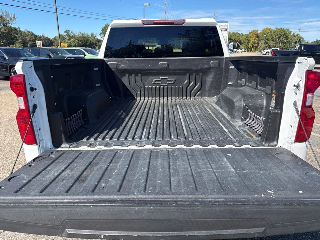 Used 2022 SUMMIT WHITE Chevrolet Custom image 9