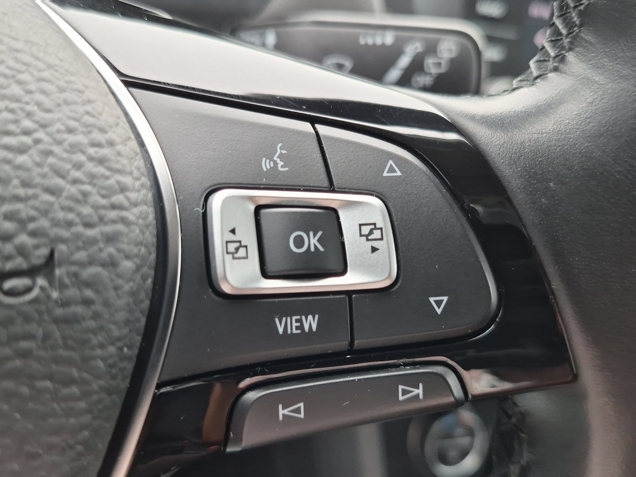 Used 2019 Deep Black Volkswagen SE image 15