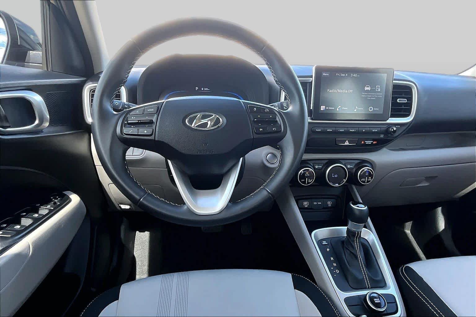 2025 Hyundai Venue SEL - Photo 6