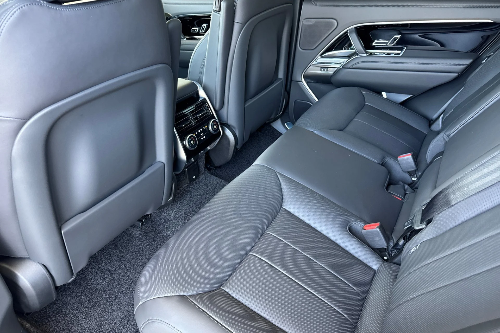 New 2026 SANTORINI BLACK Land Rover SE image 4