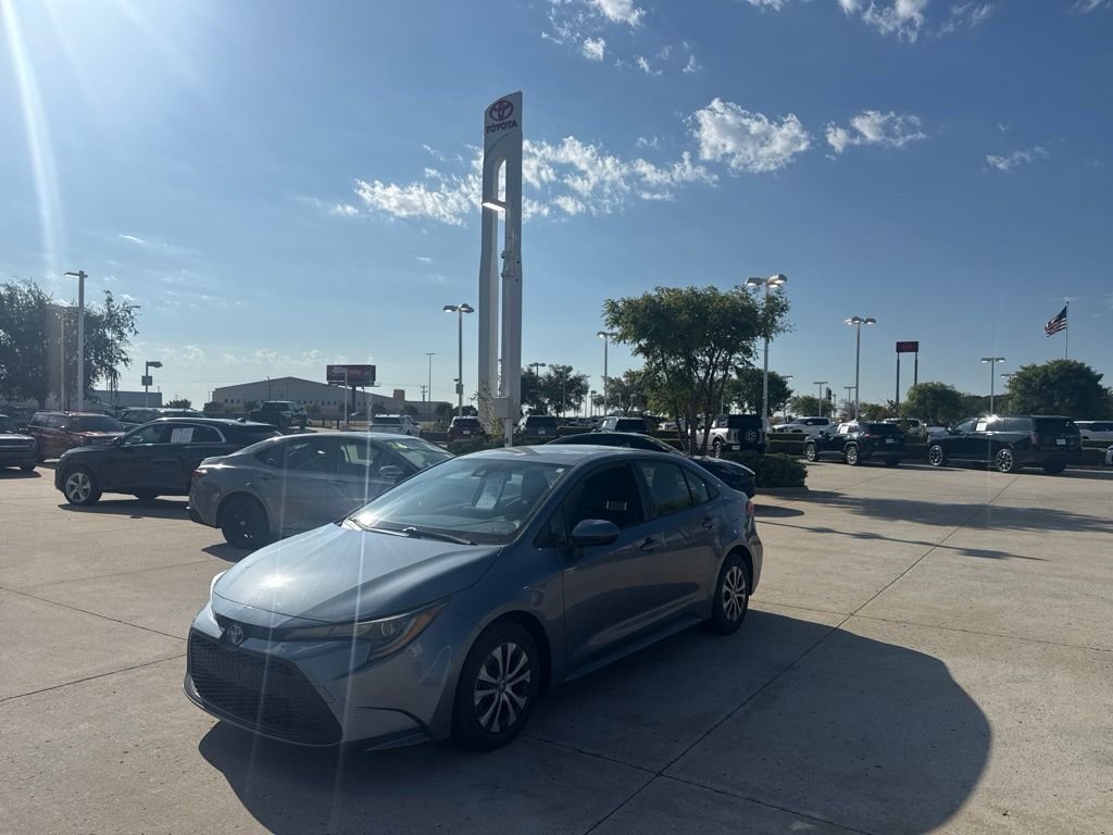 Used 2022  Toyota LE image 1