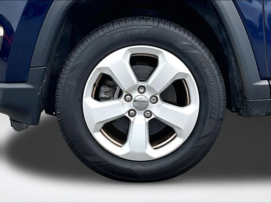 Used 2019 Blue Jeep Latitude image 10