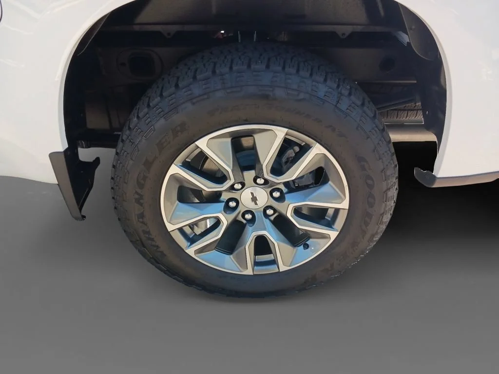 Used 2025 Summit White Chevrolet RST image 33