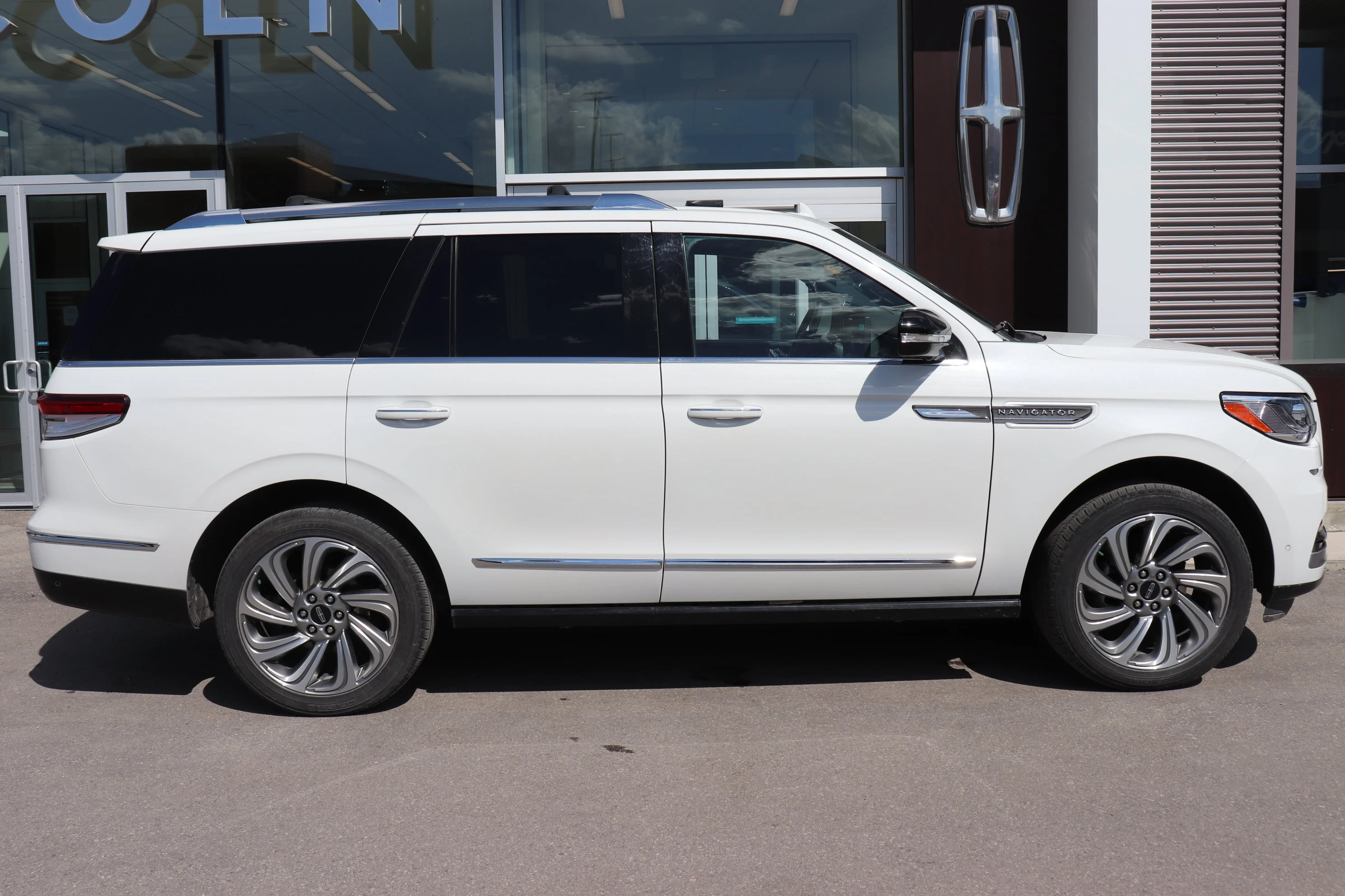 Used 2022 White Lincoln Reserve image 3