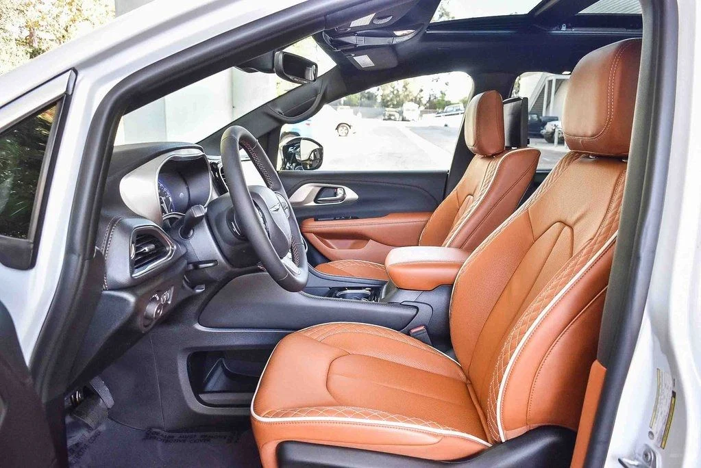 New 2026 Bright White Clear-Coat Exterior Paint Chrysler Pinnacle image 18