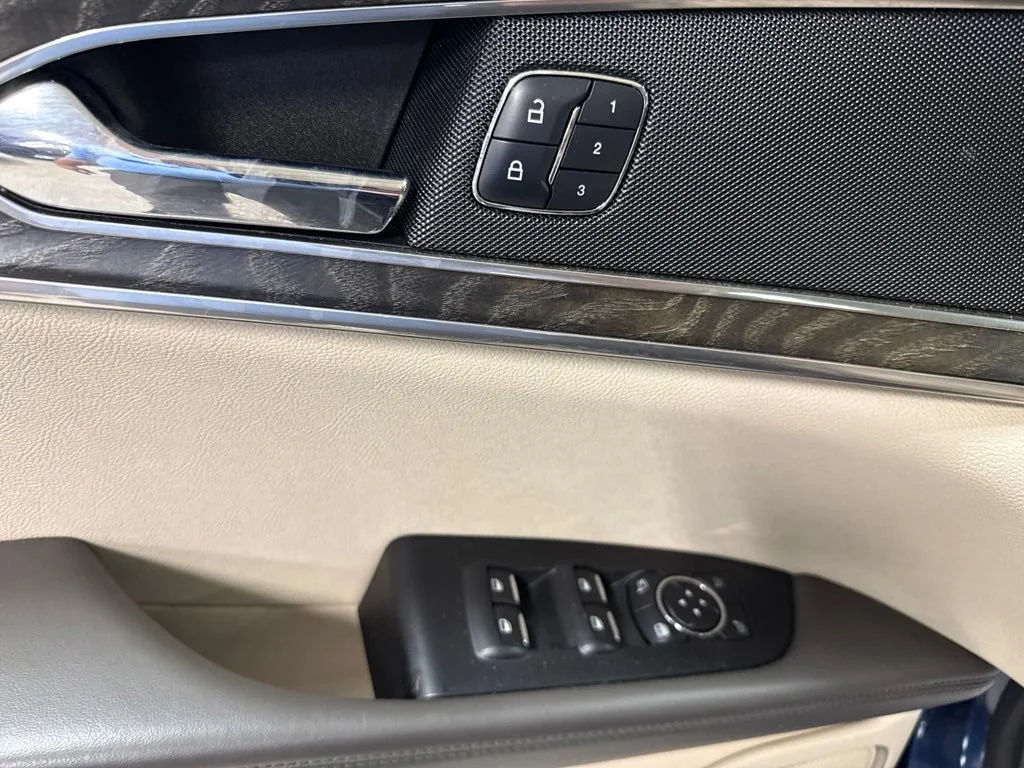 Used 2017 Blue Lincoln Reserve image 11
