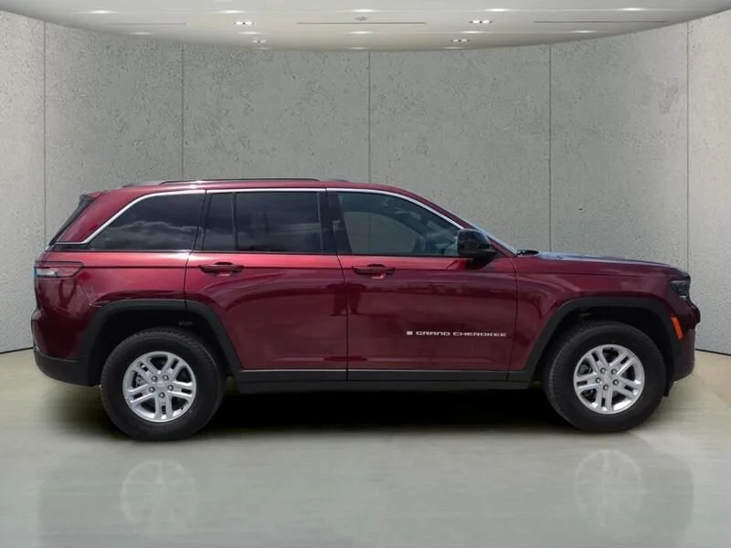 Certified Used 2024 Velvet Red Pearlcoat Jeep Laredo image 32