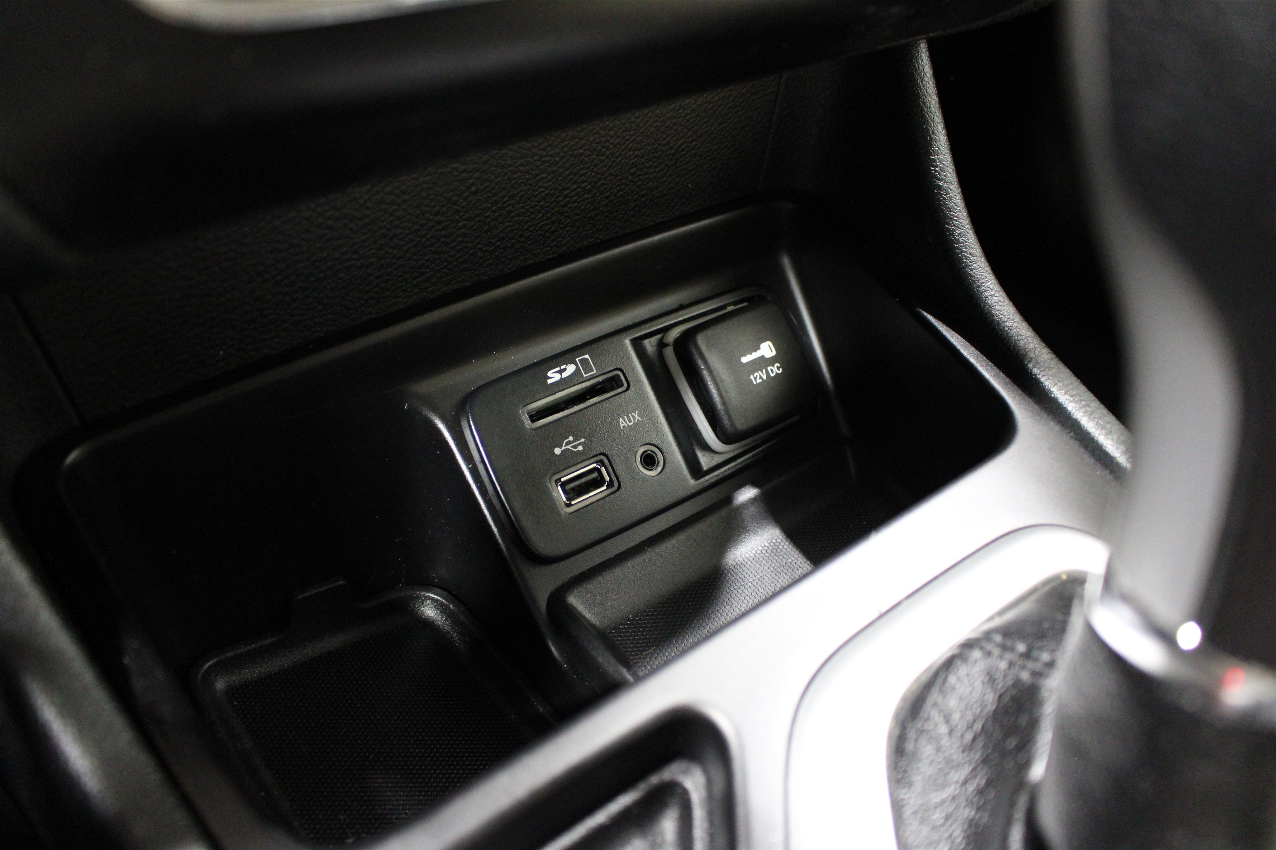 Used 2015 Granite Crystal Metallic Clearcoat Jeep Latitude image 17