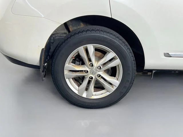 Used 2013 White Nissan SV image 34