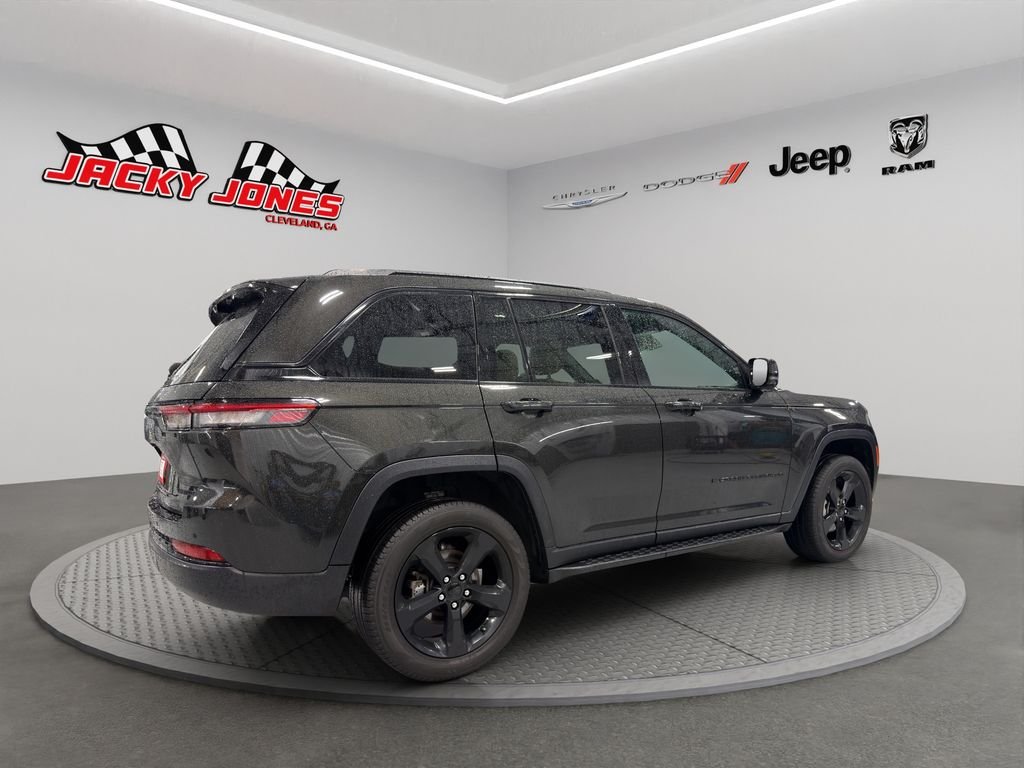 Used 2024 Rocky Mountain Pearlcoat Jeep Limited image 11