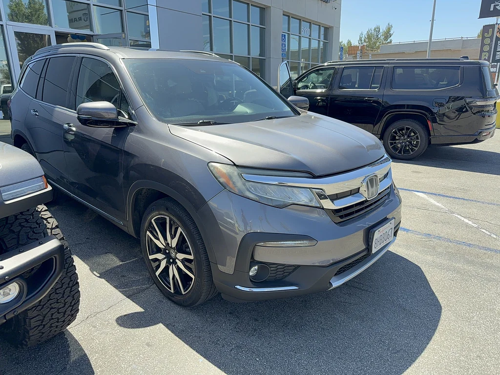Used 2019 Modern Steel Metallic Honda Touring w/Rear Captain