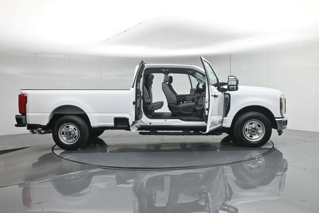 New 2026 Oxford White Ford XL image 4
