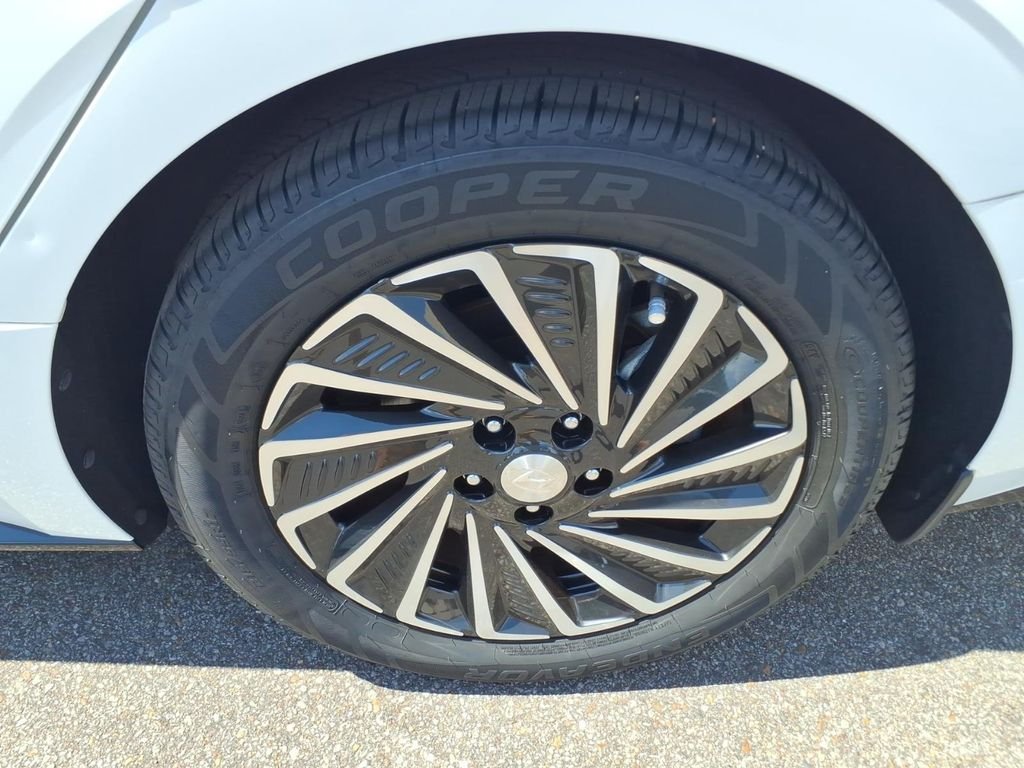 Used 2022 White Hyundai SEL image 9