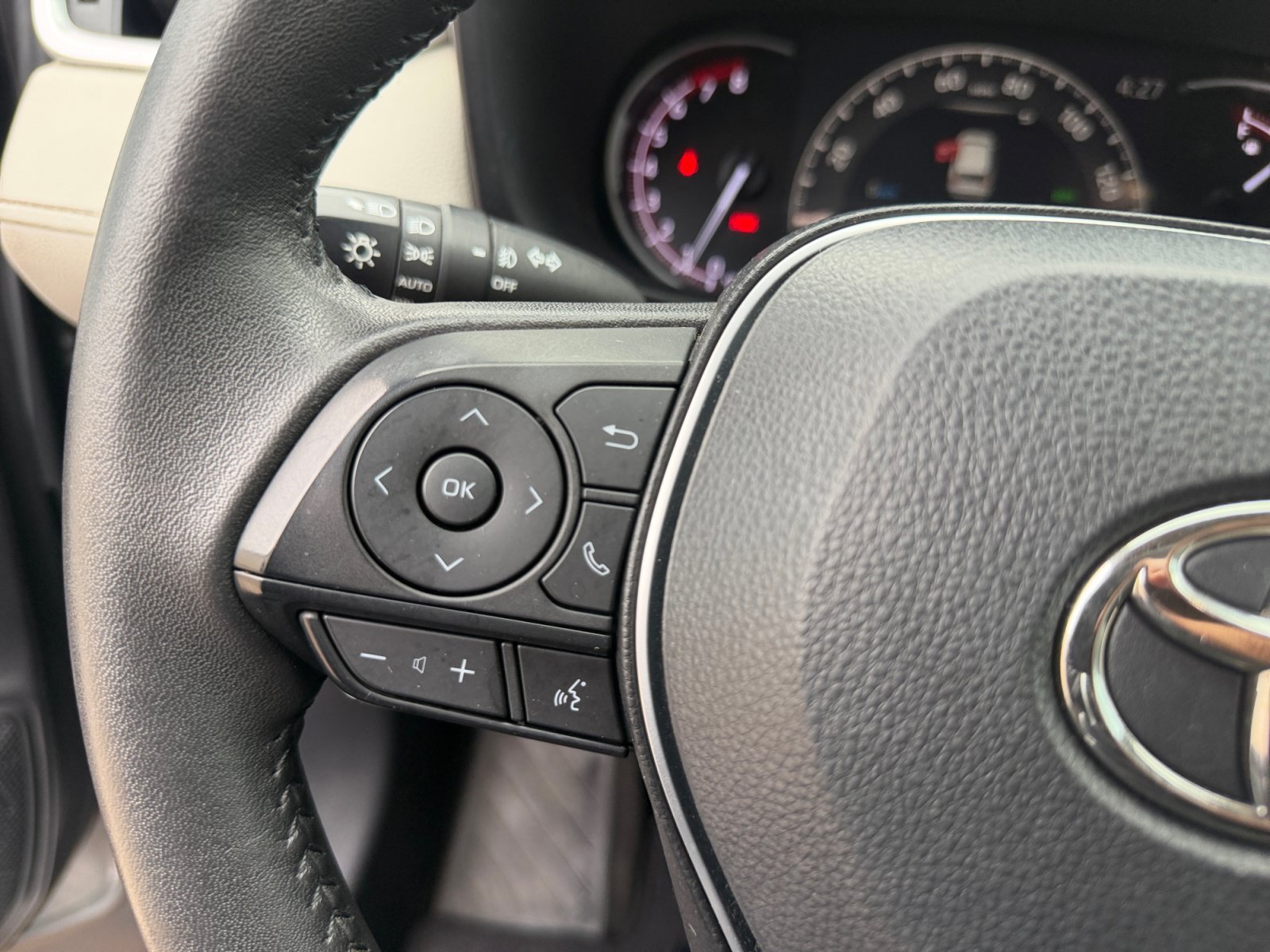 Used 2024 Silver Sky Metallic Toyota XLE Premium image 25
