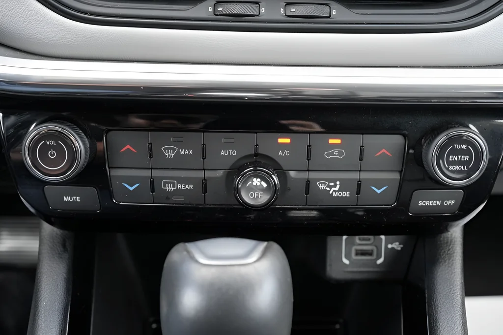 Used 2024 Silver Jeep Limited image 35