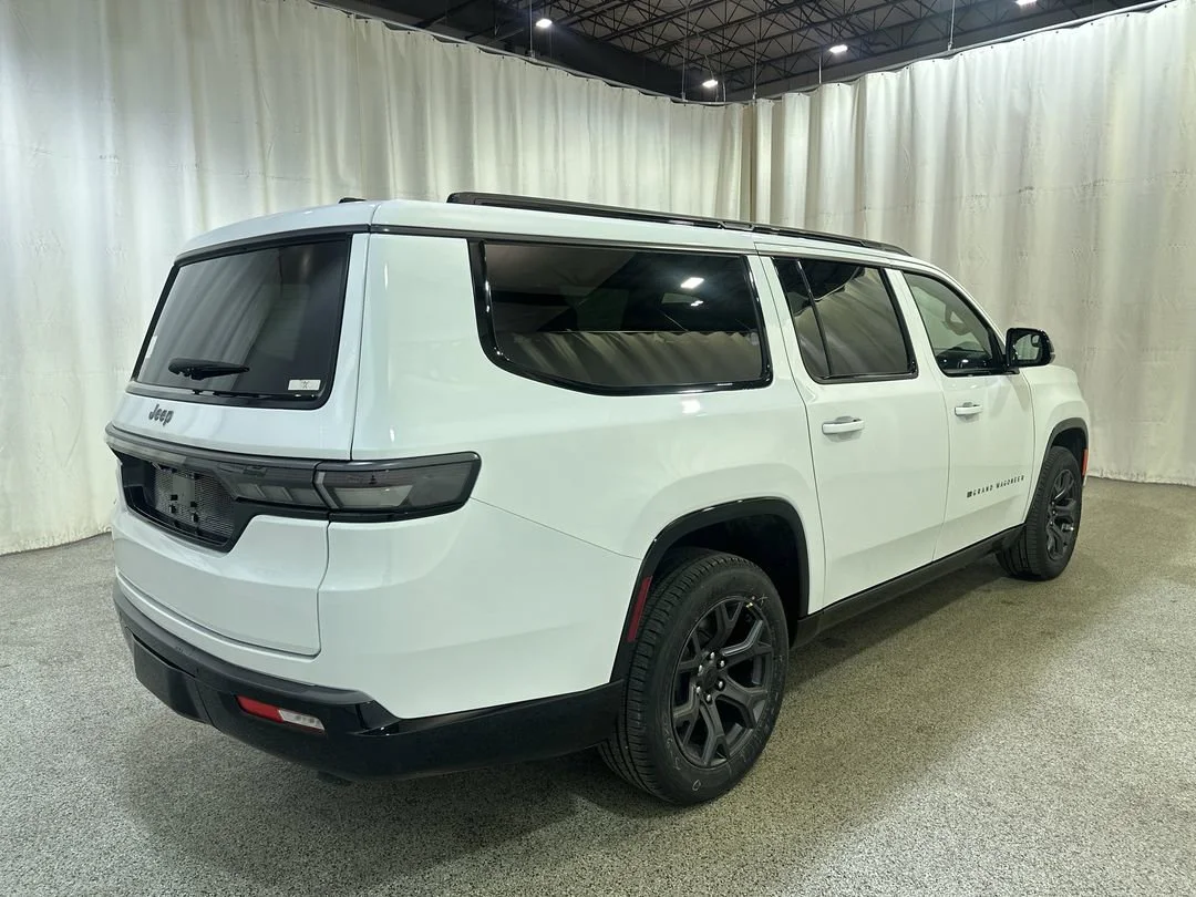 New 2026 Bright White Clear-Coat Exterior Paint Jeep Limited Altitude image 8