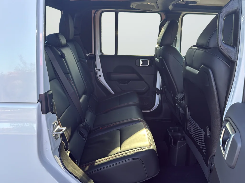 New 2026 Bright White Clear-Coat Exterior Paint Jeep Rubicon X image 34