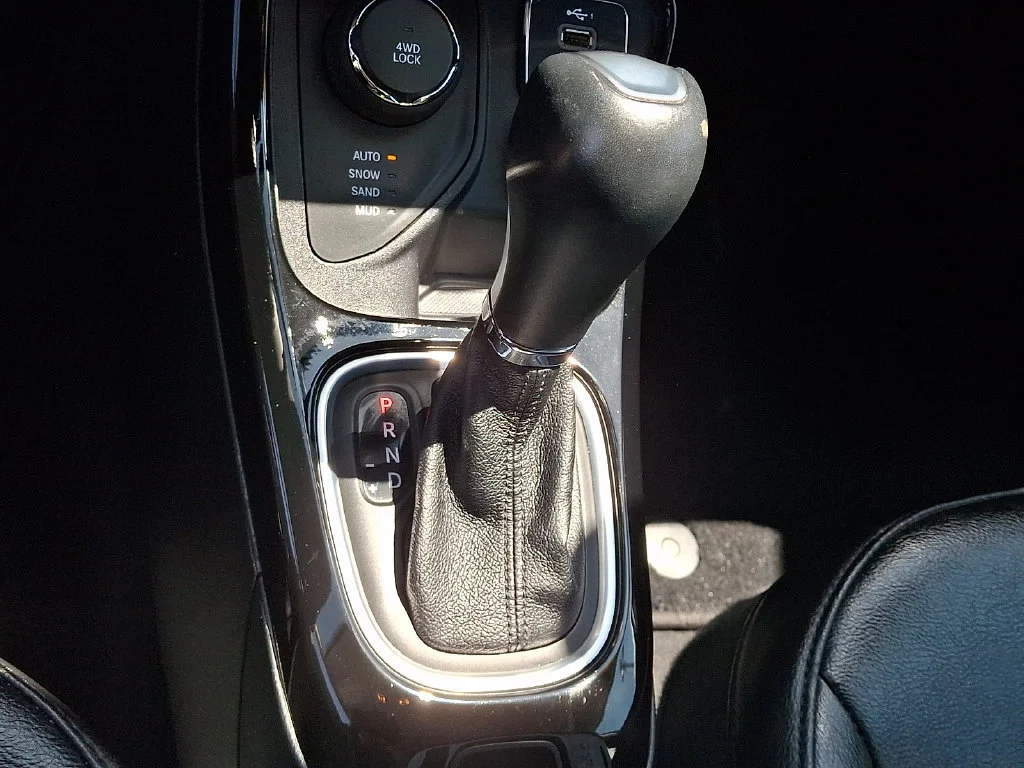 Used 2021 Velvet Red Pearlcoat Jeep Altitude image 22