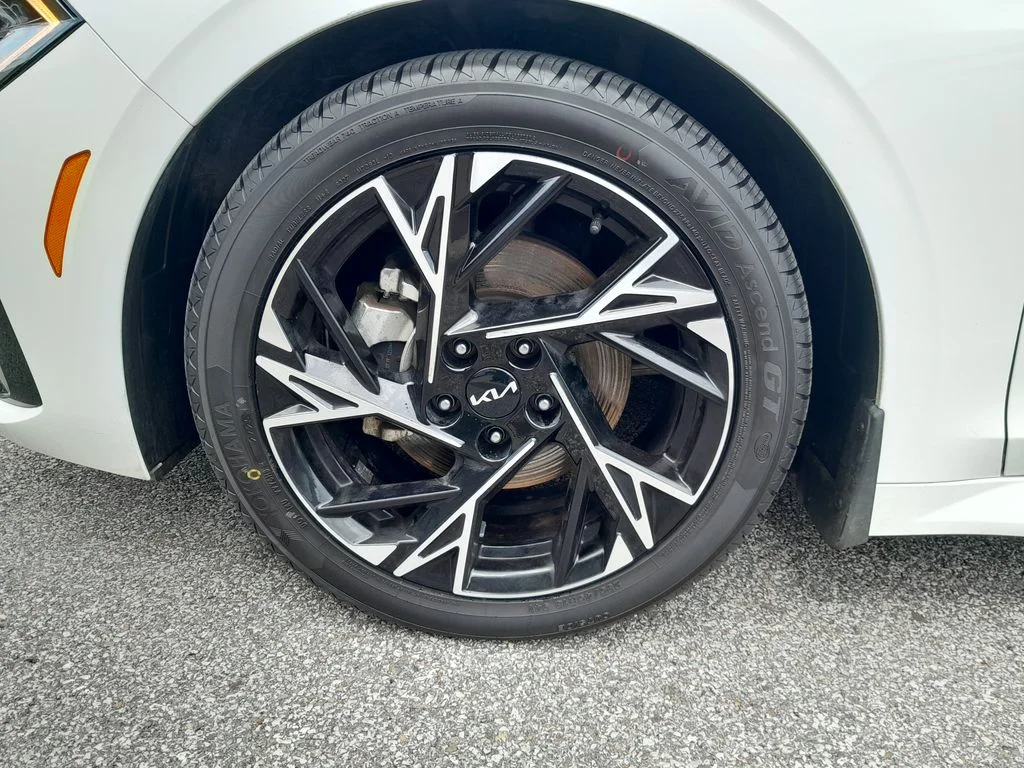 Used 2025 White Kia GT-Line image 9