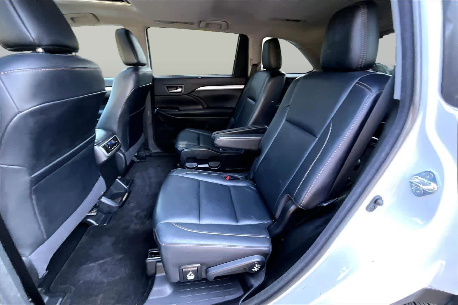 Used 2017 Blizzard Pearl Toyota XLE image 21