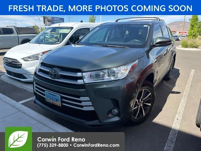 Used 2017 Jade Metallic Toyota XLE image 3