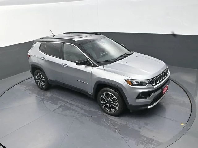Used 2024  Jeep Limited image 22